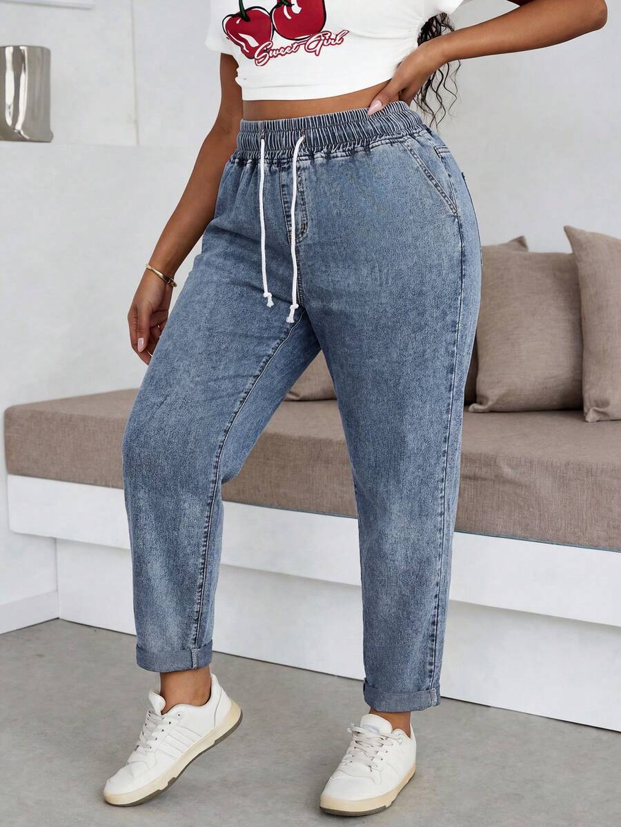 SHEIN Tall CURVE 大码女式休闲弹力腰抽绳牛仔慢跑裤浅蓝色水洗卷边宽松版型夏季街头风大码休闲水洗抽绳腰锥形牛仔裤 - 淺色水洗藍 - 查看 1