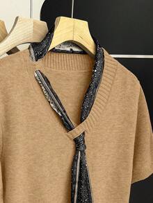 SHEIN Franclia Áo kiểu vintage mới, dáng rộng, cổ chữ V, tay ngắn, thiết kế xếp lớp, phù hợp cho công sở và đi làm, kiểu dáng tối giản Hàn Quốc, thắt nơ bất đối xứng, chất liệu dệt kim màu trung tính, thích hợp cho công việc. - Lạc đà - Xem 5