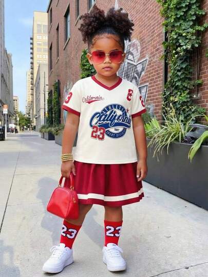 女童休闲宽松V领数字印花T恤和半裙套装，百搭日常时尚街头风，复古美式学院风，运动感十足的23印花，适合上学、嬉皮风、音乐节、休闲都市漫步等场合。