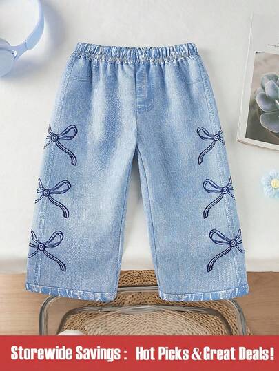 SHEIN 女婴仿牛仔蝴蝶印花长裤。春秋夏新款现已上市。舒适时尚可爱，是日常穿着的必备单品。