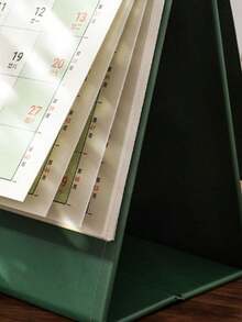 1 pezzo Calendario da tavolo 2026, un pianificatore minimalista e di alta qualità per studenti e ufficio, nonché un calendario del conto alla rovescia per il Natale. Include etichette mensili, layout giornalieri e citazioni ispiratrici. Il suo design a ribaltamento unidirezionale lo rende adatto per casa, ufficio e vari ambienti organizzativi. - Multicolore - Visualizzare 6