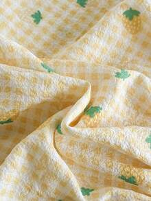 SHEIN Vintaside Kids Robe d'été à carreaux roses pour bébé fille. Cette robe présente une base rose à carreaux avec des fraises imprimées partout. Elle a un style doux et ludique de princesse dans un style campagnard. Fabriquée en tissu tissé avec une coupe évasée, le nœud décoratif sur la bretelle est vif et adorable. Elle convient pour prendre des photos dans des jardins de cueillette de fraises, des activités sur le campus, la détente à la maison, les voyages de vacances et la participation à des fêtes. - Multicolore - Voir 4