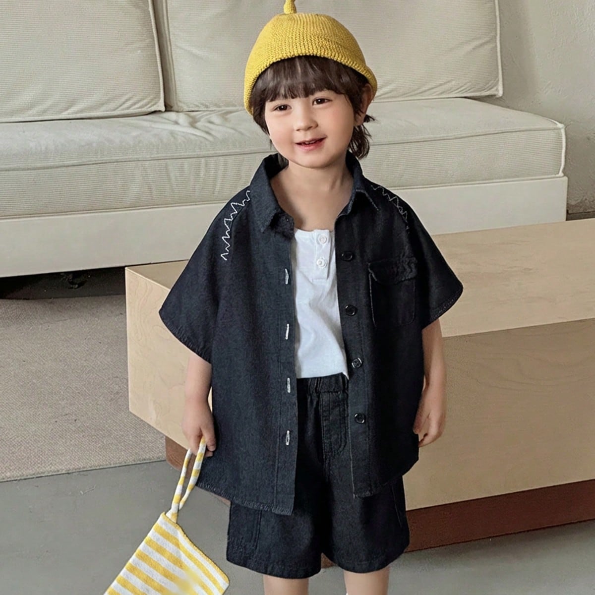 Conjunto informal de verano para niño con camisa de bolsillo con solapa y pantalones cortos de mezclilla holgados para uso diario y paseos por la ciu