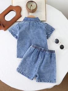 SHEIN Playful Pals 2件/套 嬰幼兒男童夏季藍色丹寧套裝 時尚翻領開襟上衣 & 短褲 寬鬆休閒穿搭 親子款男童服飾 - 藍色 - 查看 2
