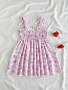 SHEIN Vintaside Kids 这款女童夏季粉色格子吊带连衣裙，以柔和的粉色格子为底色，点缀着新鲜草莓图案，可爱俏皮，散发着甜美乡村公主风情。连衣裙采用梭织面料，A字版型，肩带上的蝴蝶结装饰灵动可爱。适合草莓园拍照、校园活动、居家休闲、度假旅行以及参加派对等各种场合。 - 彩色 - 查看 2