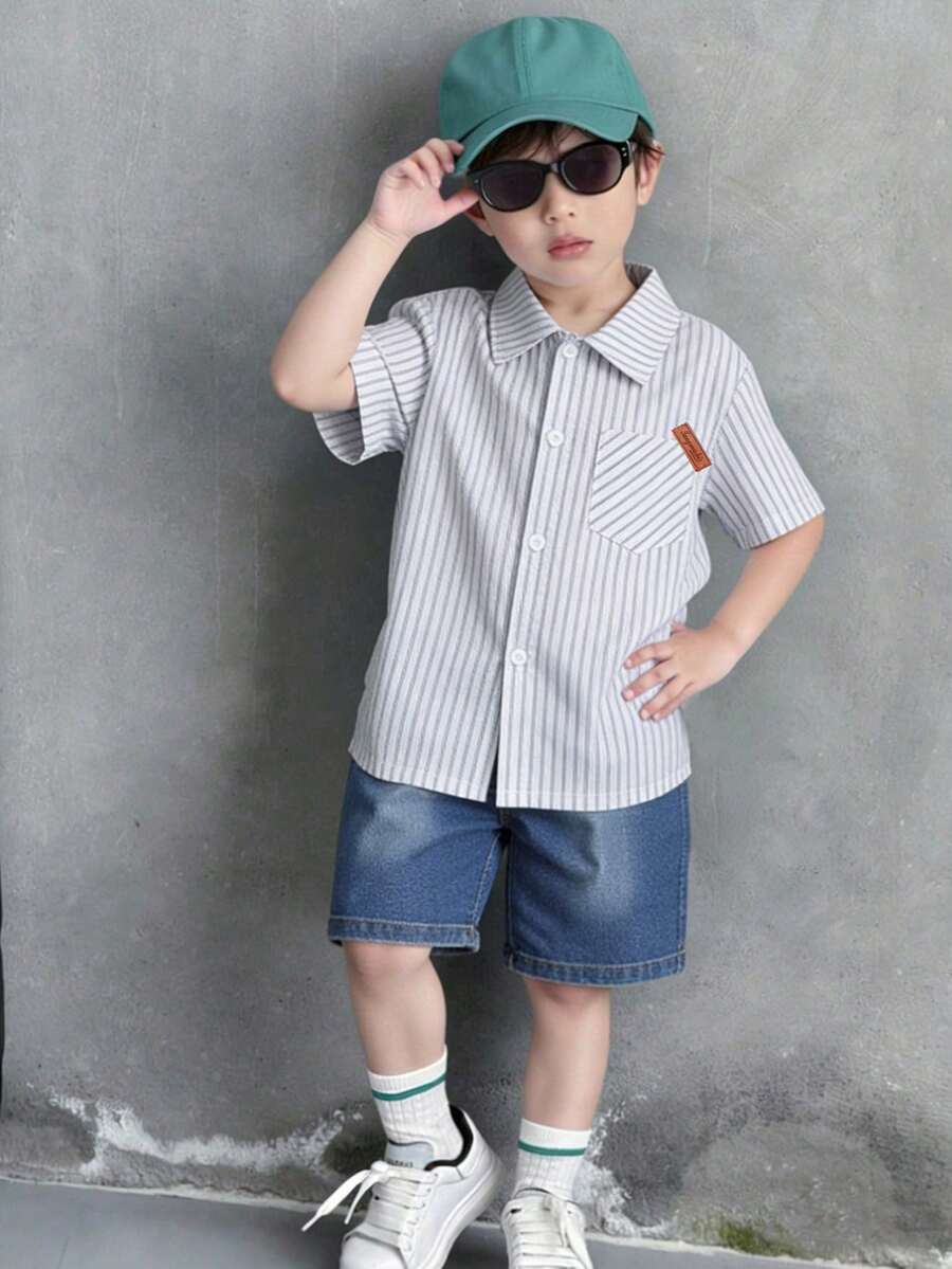 SHEIN 小男孩夏季休閒寬鬆黑色兩件套,短袖襯衫與夾克,戶外街頭時尚男孩休閒襯衫 - 藍白色 - 查看 1