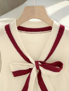 Franclia 女士轻盈休闲优雅日常百搭撞色V领系带无袖修身前领蝴蝶结珍珠纽扣装饰短款撞色紧身针织连衣裙，春夏款 - 彩色 - 查看 3