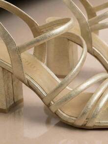 Wide Heel Sandal With Crossed Straps - 金色 - 查看 4