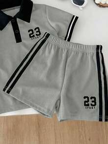 SHEIN Streecool Kids Genkimix 男童数字印花休闲 Polo 衫 + 数字印花织带装饰休闲短裤两件套 - 淺灰色 - 查看 1