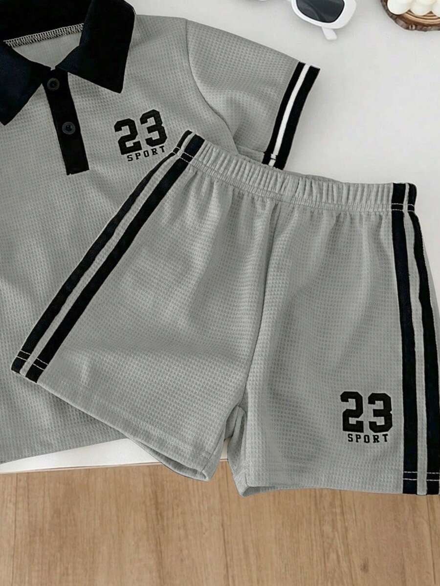 SHEIN Streecool Kids Genkimix 男童数字印花休闲 Polo 衫 + 数字印花织带装饰休闲短裤两件套 - 淺灰色 - 查看 1