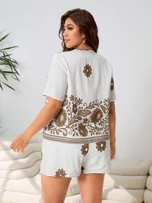 SHEIN EZwear 春夏新款休闲外出日常穿搭，适合派对、音乐节、返校、毕业典礼、度假、街头风、休闲、逛街、城市漫步等多种场合，可外穿或叠穿，开襟系带装饰短袖宽松衬衫搭配宽松短裤，印花图案，大码短裤 - 彩色 - 查看 2