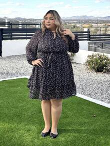 Enliva Đầm dáng rộng tay phồng, cổ buộc dây, họa tiết hoa nhí, viền bèo nhún, dành cho nữ, phù hợp với dáng người quả táo và tròn trịa, thích hợp cho mùa hè. - Đen và trắng - Xem 6