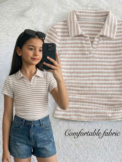 SHEIN 这款双色双面短袖T恤适合8-12岁的少女穿着。修身剪裁，撞色拼接，半开领设计。胸前饰有小马图案，休闲学院风十足，是日常穿着的理想之选。