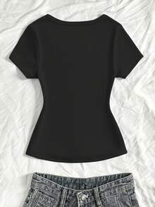 一件式少女优雅Y2K美学罗纹针织短袖上衣，饰有白色蕾丝边，正面纽扣细节，透气修身面料，适合日常休闲穿着、上学和周末外出等多种场合。 - 黑色 - 查看 2