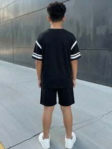 SHEIN Set 2 buc. tricou și pantaloni scurți cu mânecă scurtă, casual, pentru băieți preadolescenti, potrivit pentru naveta, școală, ținute casual zilnice, sport, primăvară/vară - Negru - Vizualizare 3