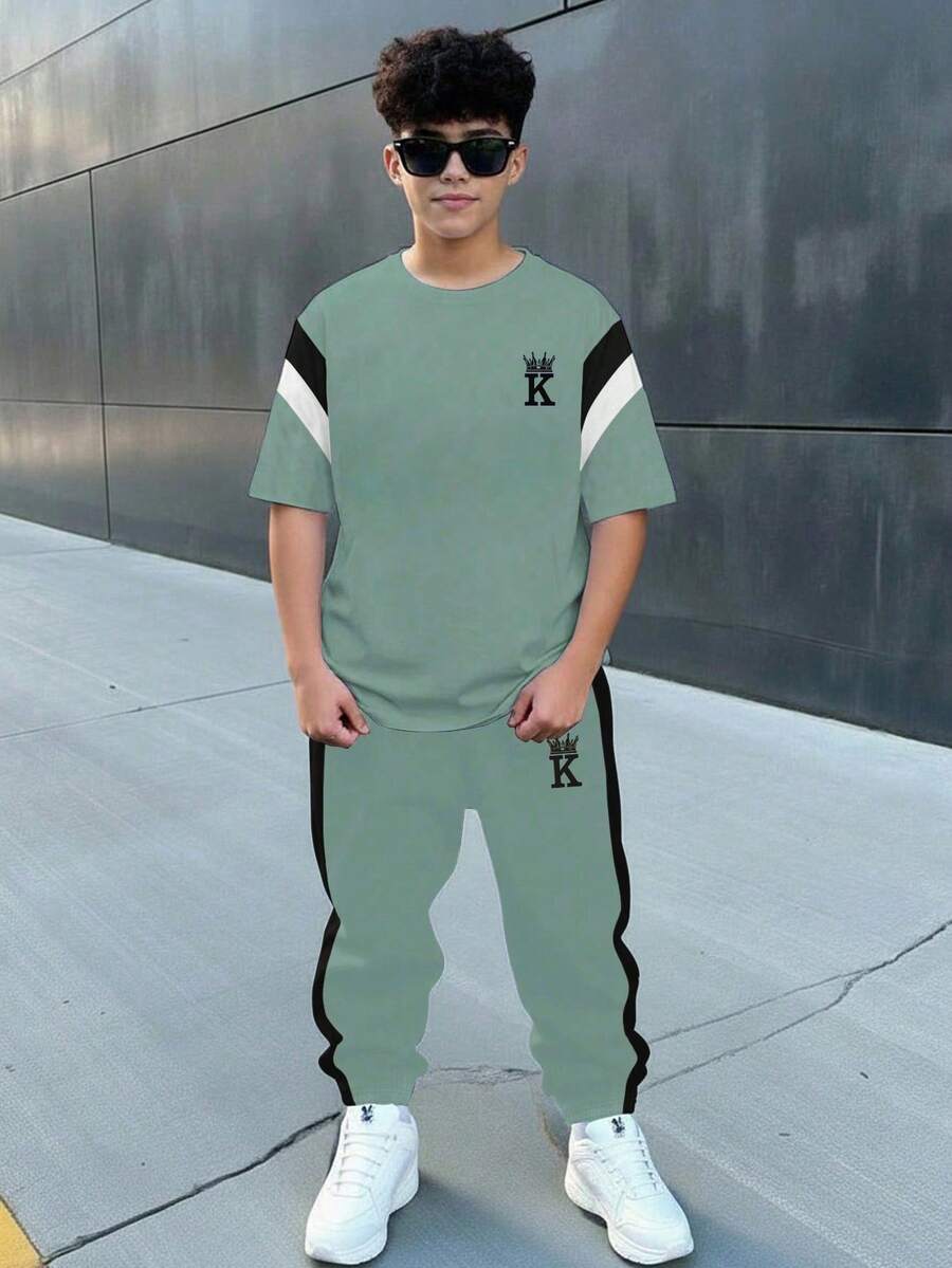 SHEIN 青少年男孩鼠尾草綠夏季街頭風城市度假風,皇冠字母拼色寬鬆短袖T恤與長褲套裝,休閒運動風穿搭 - 彩色 - 查看 1