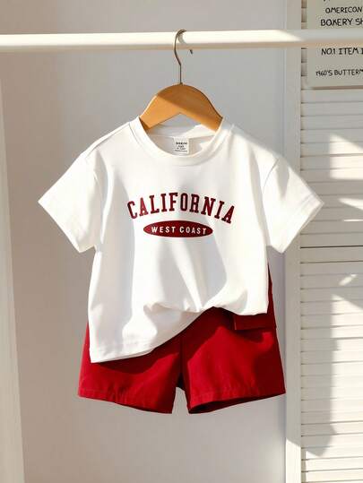 SHEIN Bộ áo thun cho bé trai, bộ đồ thể thao thường ngày cho bé trai sơ sinh, áo thun trắng tay ngắn cổ tròn màu đỏ tía in họa tiết Anh, dáng rộng, phối cùng quần short thể thao màu đỏ tía có túi hộp, quần áo trẻ em, bộ đồ cho trẻ sơ sinh và trẻ nhỏ, bộ đồ thể thao cho bé trai sơ sinh và trẻ nhỏ, bộ quần short tay ngắn cho bé trai sơ sinh và trẻ nhỏ, thích hợp mặc mùa xuân/hè, đi nghỉ mát, dự tiệc, chất liệu mềm mại thoải mái, thời trang mới mùa xuân/hè 2026, Nueva Moda SS26, đồ cần thiết cho kỳ nghỉ, du lịch, quần áo trẻ em mùa hè.