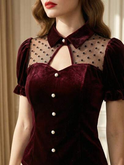 Suri Mira Áo sơ mi nữ màu đỏ tía xuyên thấu chấm bi, cổ áo khoét rỗng, tay ngắn, chất liệu nhung, cài cúc, kiểu dáng thanh lịch và giản dị, thích hợp mặc hàng ngày/dịp Tết Dương lịch/công sở/đi làm/nghỉ dưỡng.
