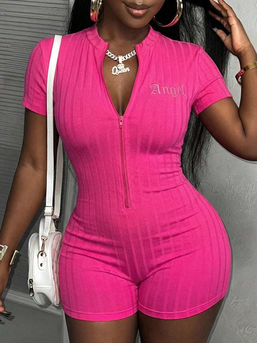 Slaydiva 早春新款，春夏音乐节，情人节，复活节休闲风，简约基础款Y2K街头甜美风，网红热销款，日常约会，辣妹风，性感运动风，小圆领，包袖，短袖，天使英文刺绣，修身版型，玫瑰红大条纹针织面料，超短款，女士紧身连体裤 -A