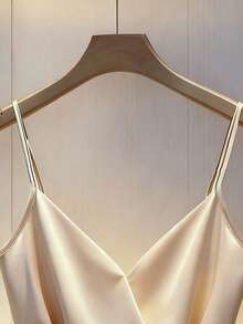 Franclia 高端缎面交叉V领无袖吊带背心，适合春夏季节、夏季假期、春季、情人节、狂欢节、海滩、婚礼、生日、健身房、外出等场合，优雅时尚。 - 杏色 - 查看 6