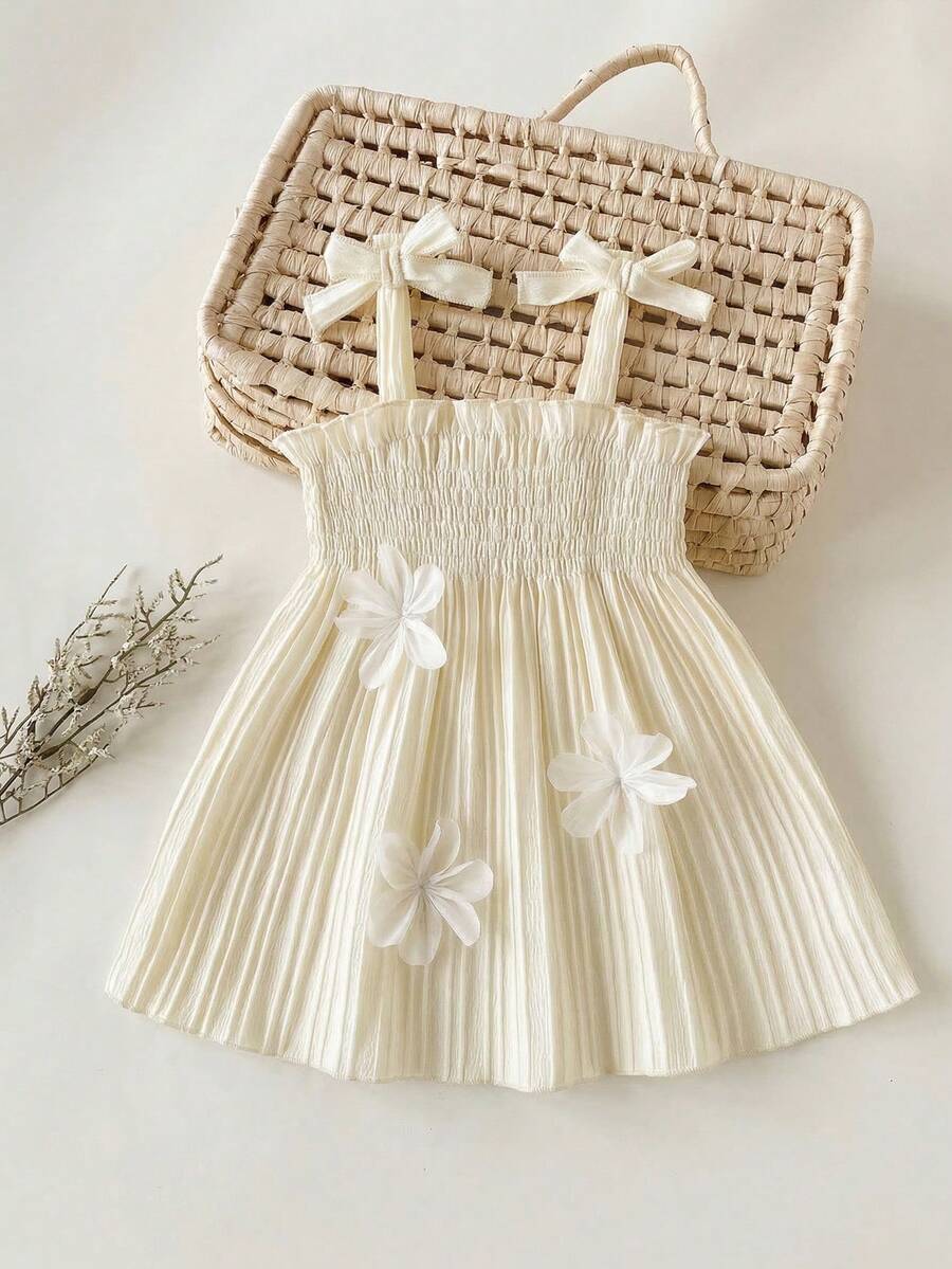 SHEIN 女童无袖杏色褶皱连衣裙，饰有3D立体花朵图案，优雅公主风，适合休闲、度假和派对等场合。