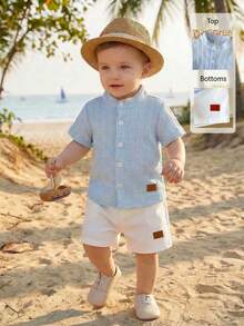 Playful Pals Bộ 2 món cho bé trai: Áo sơ mi ngắn tay cổ tàu kẻ caro màu xanh nhạt cài cúc và quần short ống rộng cạp chun, thích hợp cho các dịp thường nhật mùa hè. - Xanh và trắng - Xem 4