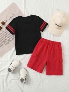 SHEIN Streecool Kids 2件組小男孩字母94印花T恤與卡其色工裝短褲套裝，復古休閒男孩夏季穿搭 - 黑色 - 查看 2