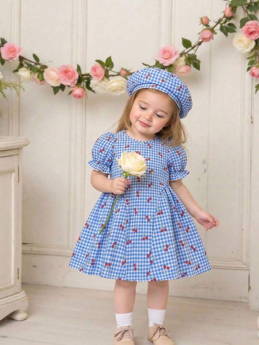 Souflis Souflis Bộ đồ 2 món mùa hè dễ thương cho bé gái: váy và mũ beret kẻ caro đỏ in hình quả anh đào, họa tiết kẻ caro cổ điển với kiểu dáng thời trang, phù hợp cho bé mặc ở nhà, mặc hàng ngày, đi chơi, du lịch và nghỉ mát, một bộ trang phục đáng yêu thu hút ánh nhìn. - Màu xanh lam - Xem 1