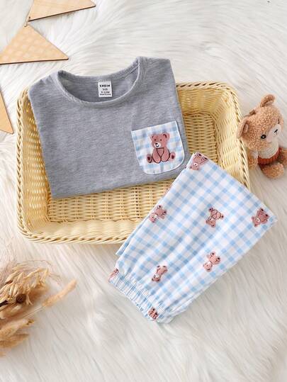 Bộ đồ ngủ kiểu Hàn Quốc cho bé trai, gồm áo thun kẻ caro hình gấu dễ thương có túi và quần in hình gấu toàn thân.
