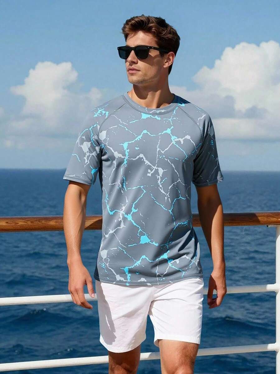 Manfinity Swimmode Camiseta de protección solar casual con cuello redondo y mangas raglán con estampado total para hombres, camisetas de verano para hombres, camisetas gráficas para hombres - Gris - Ver 1