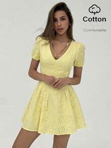 Aloruh 女士镂空刺绣V领荷叶边下摆度假迷你连衣裙，带泡泡袖 - 黃色 - 查看 4