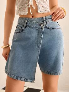 CasuGlow Shorts jeans femininos assimétricos com bainha desfiada e frente envolvente - Lavagem leve - Ver 1