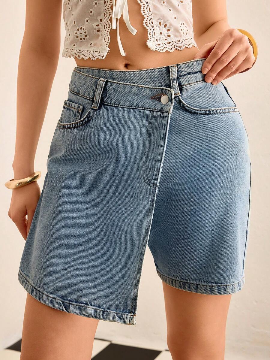 CasuGlow Shorts jeans femininos assimétricos com bainha desfiada e frente envolvente - Lavagem leve - Ver 1