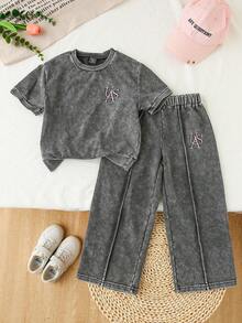 SHEIN Playful Pals 两件套女童针织牛仔套装，新款黑色水洗做旧休闲宽松可爱英文刺绣圆领针织牛仔上衣+宽松刺绣阔腿牛仔裤。时尚女孩必备单品，适合休闲、日常、上学、聚会、派对等场合。 - 淺灰色 - 查看 4