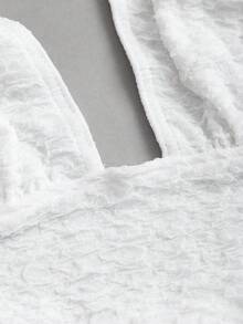 Sweetra 优雅法式纹理白色金属质感露背性感V领紧身连衣裙，精致甜美风格，适合春夏穿着 - 白色 - 查看 4