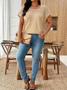 SHEIN Clasi Áo thun nữ cỡ lớn cổ tròn tay ngắn thiết kế khoét rỗng thanh lịch, thoải mái, thích hợp mặc đi làm, tôn dáng mùa hè. - Màu Khaki - Xem 5