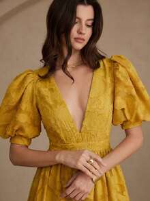 Aveloria Rosie Vestido Curto de Chiffon Elegante e Sexy com Decote em V Profundo, Mangas Bufantes, Cintura Marcada e Recorte Floral - Amarelo - Visão 2