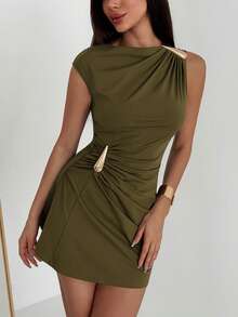 Aloruh 女士纯色金属装饰褶皱优雅腰部迷你连衣裙，适合约会和派对 - 軍綠色 - 查看 5