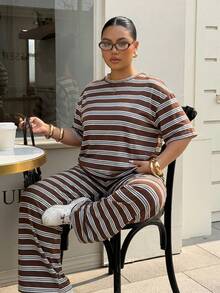 SHEIN EZwear Bộ đồ nữ cỡ lớn gồm áo tay ngắn kẻ sọc và quần ống rộng, kiểu dáng thường ngày, gồm 2 món. - Nhiều màu - Xem 7