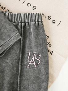 SHEIN Playful Pals 两件套女童针织牛仔套装，新款黑色水洗做旧休闲宽松可爱英文刺绣圆领针织牛仔上衣+宽松刺绣阔腿牛仔裤。时尚女孩必备单品，适合休闲、日常、上学、聚会、派对等场合。 - 淺灰色 - 查看 6