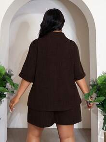 Slaydiva 春夏新款休闲通勤/度假/日常穿着/街头风/居家宽松纯色橄榄绿短袖衬衫领开襟实用口袋常规衬衫上衣和带口袋的短裤梭织面料女式加大码两件套 - 鏽棕色 - 查看 2