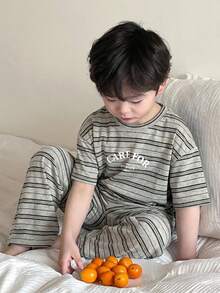 Dazy Kids 2件組小男孩圓領字母印花短袖T恤與格紋梭織長褲休閒套裝，春/夏 - 灰色 - 查看 3