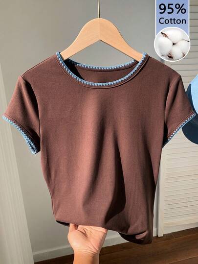 Comfortcana Áo thun nữ kiểu dáng thường ngày với họa tiết thêu hình vỏ sò phối màu tương phản.