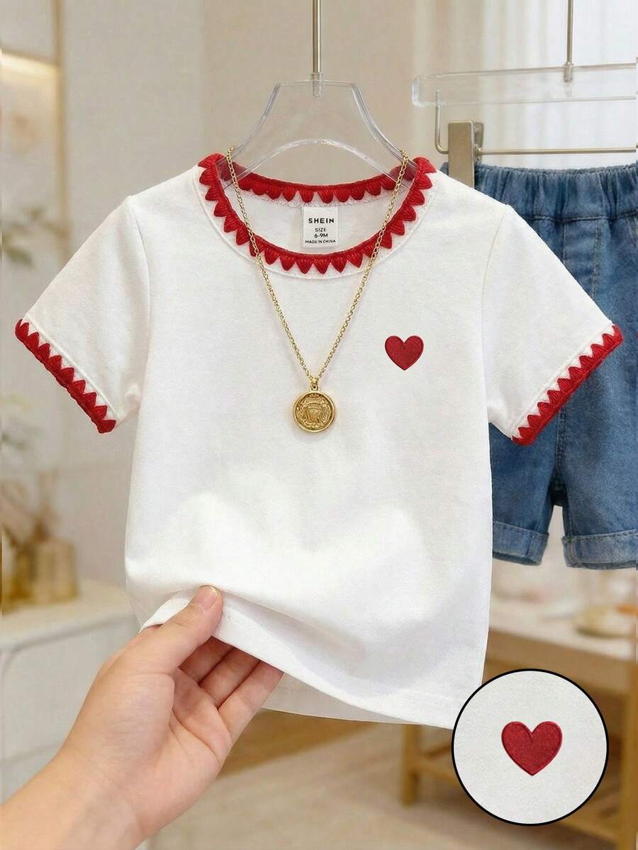 Souflis Souflis 女婴爱心图案圆领白色短袖套头T恤，饰有花边，婴幼儿服装，女童套头衫，女童短袖T恤，女童白色百搭短袖，精致花边工艺，爱心元素，纯色元素，适合春夏穿着，夏季，尺码6个月-3岁 - 白色 - 查看 1