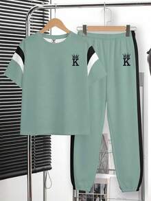 SHEIN 青少年男孩鼠尾草綠夏季街頭風城市度假風，皇冠字母拼色寬鬆短袖T恤與長褲套裝，休閒運動風穿搭 - 彩色 - 查看 2