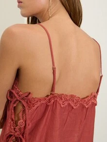 Nöista Áo màu đất nung với viền ren trang trí dọc theo đường viền cổ và phần thân giữa. Chi tiết dây buộc bên hông có thể điều chỉnh giúp vừa vặn hơn. Hoàn hảo cho những buổi hẹn hò, mùa xuân, mùa hè, hoặc kỳ nghỉ lễ. - Màu Cam san hô - Xem 6