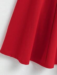 Đầm cổ yếm nữ với phần vai và cổ khoét sâu tinh tế, điểm nhấn là đường viền cổ hình trái tim và chi tiết xếp ly xoắn ở ngực, thiết kế thắt eo và chân váy chữ A, thích hợp cho mùa xuân và mùa thu. - Đỏ - Xem 6