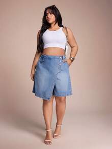 SHEIN CURVE+ 大码夏季休闲裹身牛仔短裤 夏季嘉年华服装 通勤 度假 毕业典礼 时尚 Y2K 可爱街头风 派对 婚礼 优雅 商务休闲 女式大码牛仔短裤，前片重叠并带有纽扣细节，高腰休闲夏季下装 - 藍色 - 查看 6