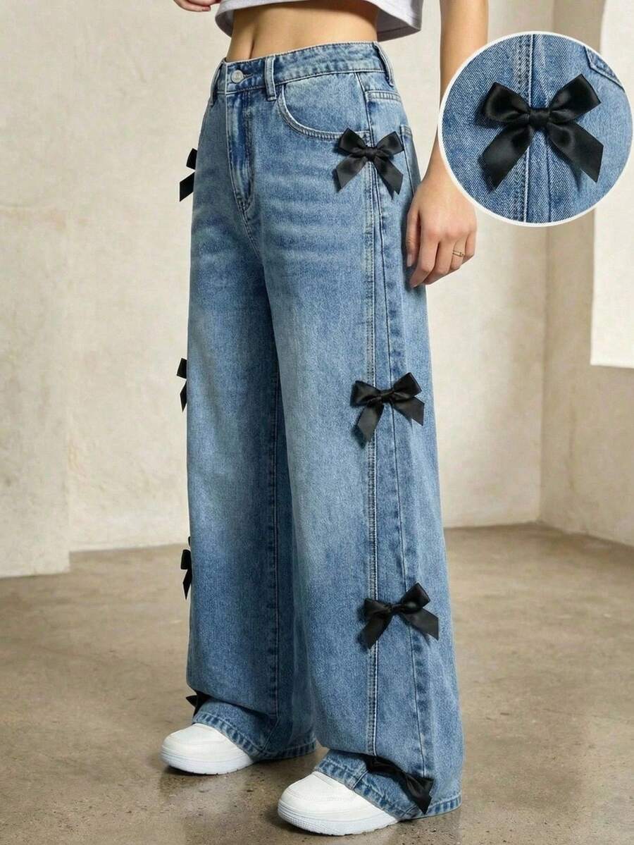 SHEIN Quần jeans ống rộng rách rưới thêu họa tiết thời trang dành cho nữ tuổi teen, chất liệu denim mài kiểu cổ điển, màu xanh lam trung bình, phù hợp cho mùa xuân, hè, thu và đông. - Rửa nhẹ - Xem 1