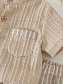 SHEIN Genkimix Kids 2件套宝宝第一个母亲节套装 - 白色条纹短袖衬衫（带领子和口袋），搭配卡其色宽松短裤 - 杏色 - 查看 6